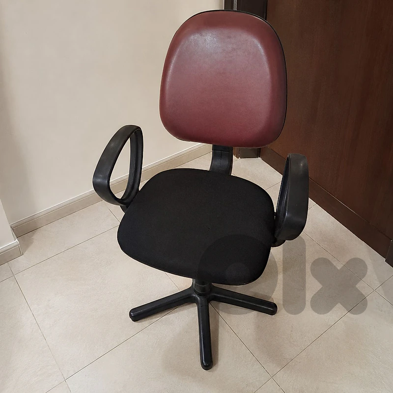 للبيع كرسي مكتب مستعمل نضيف ناقصو 5 دواليب