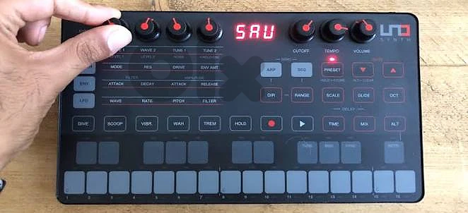 ik multimedia uno synth