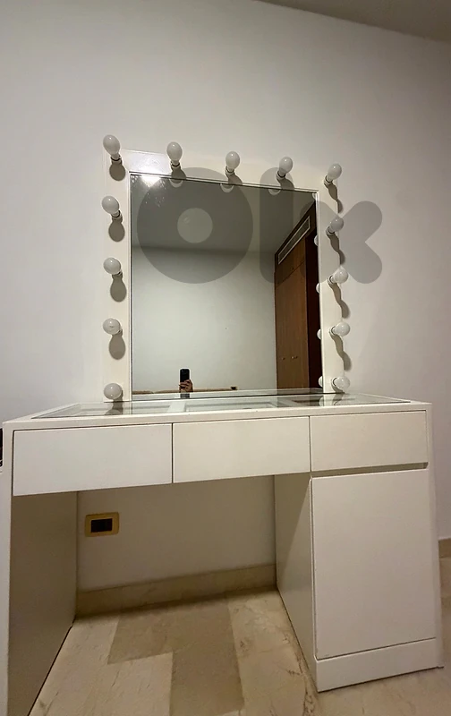 make up table with mirror and lights