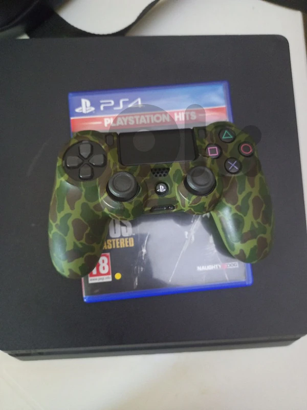 PS4 with original controller and last of us 1 remastered