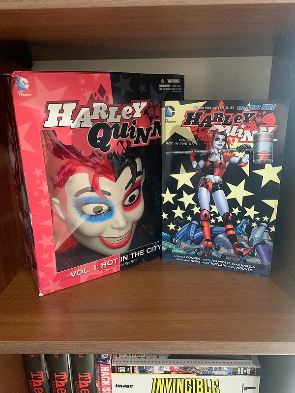 Harley Quinn Mask and Book Set (comic)