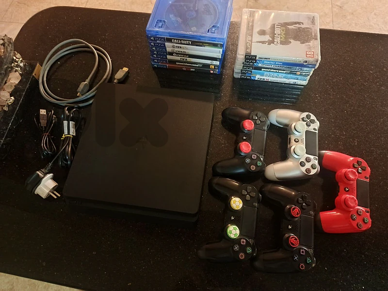 PS4 used like new ba3da sealed ma3 ups 2000va ba3do jded