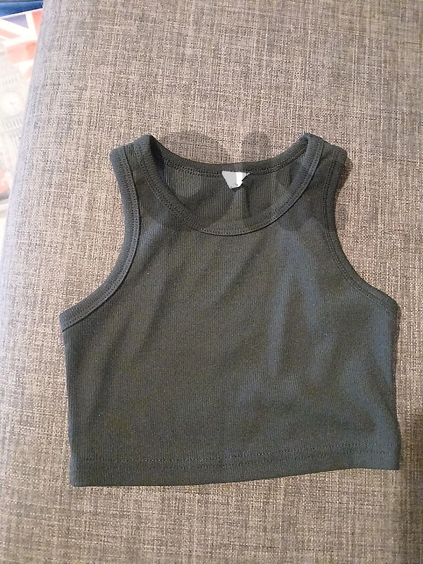 girls black crop top