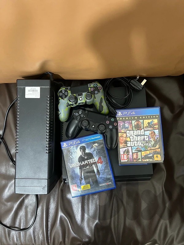 للبيع PS4 Slim بحالة ممتازة ونظيف جدًا
