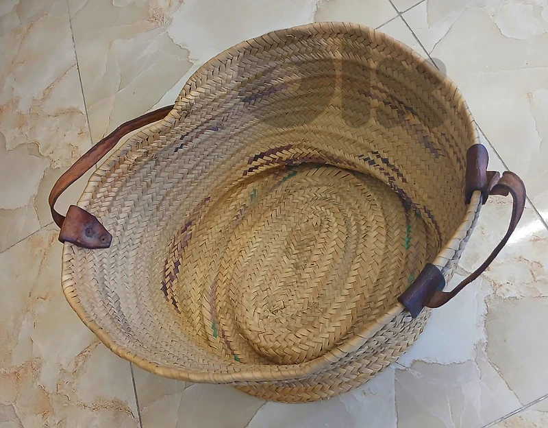 سلة قديمة مع مسكات جلد طبيعي
Vintage basket with leather handles