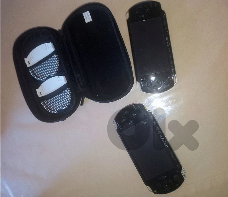 2 PSP consoles + 6 games