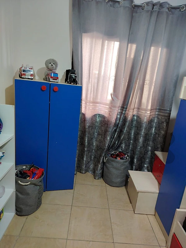غرفة نوم للأطفال مع خزاين