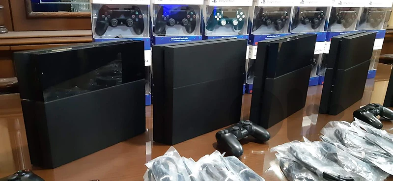 playstation 4 Europe with 2 control and 10 game
