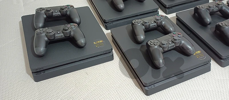 playstation 4 Europe slim with 2 control and 10 game