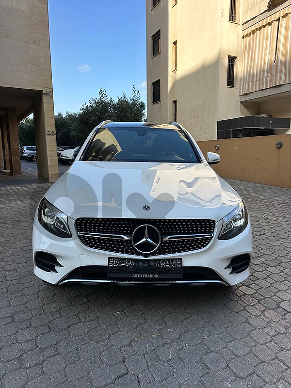 Mercedes GLC 300 AMG-line 4matic 2018 white on black (clean carfax)