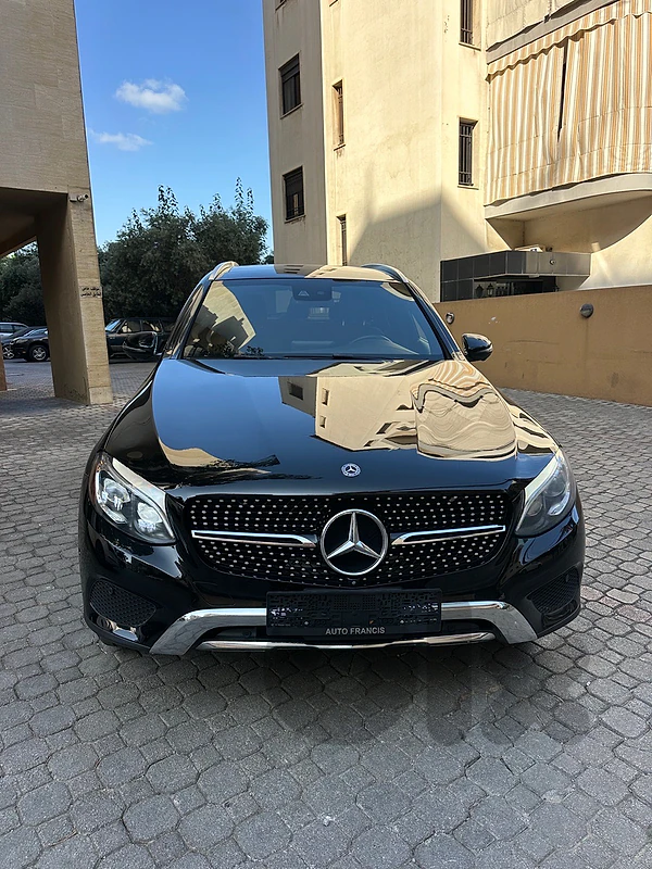 Mercedes GLC 300 4matic 2018 black on black (clean carfax)