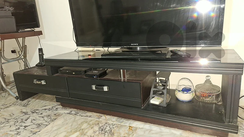 طاولة تلفزيون
