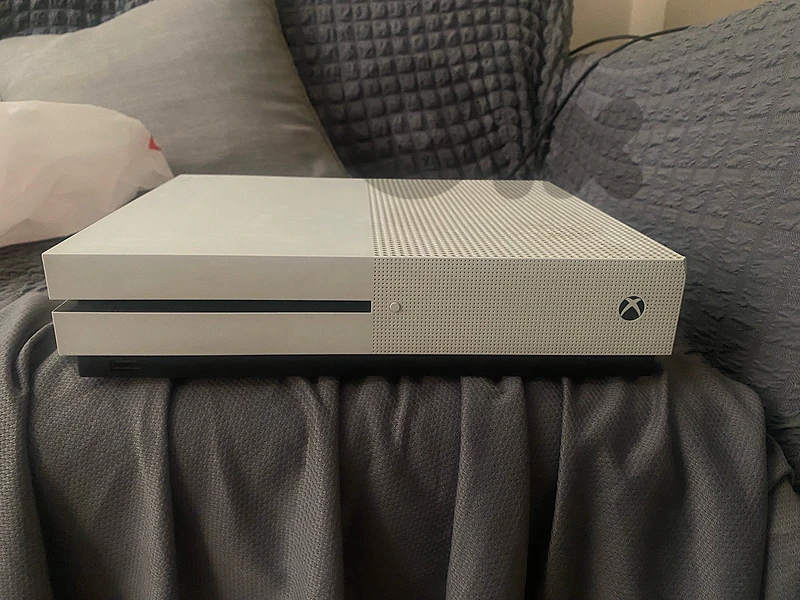 Xbox One S ( Over 100 Games)