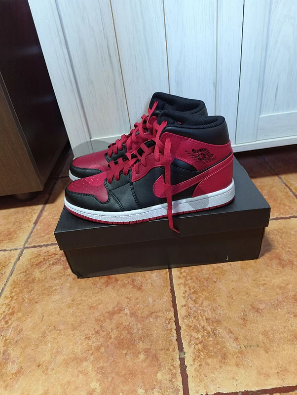 Jordans 1 mid bred og size 43 (never worn)