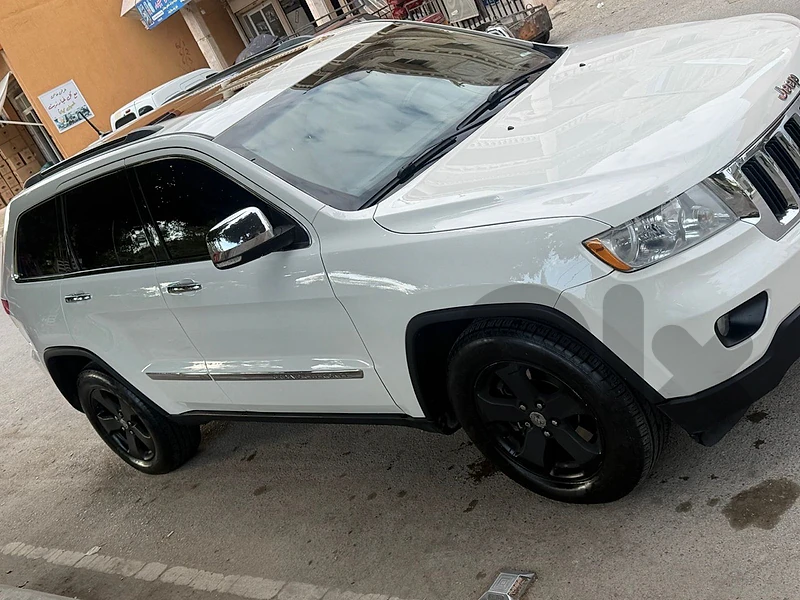 Jeep Cherokee 2011 v8 hemi 2011 over land full option