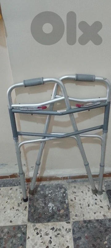 للبيع مشايتين ألمنيوم (walkers)بحالة جيدة