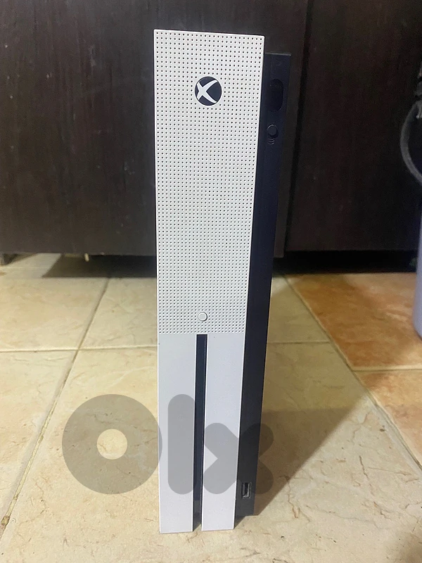 Xbox One S 500GB + 2 Original Controllers