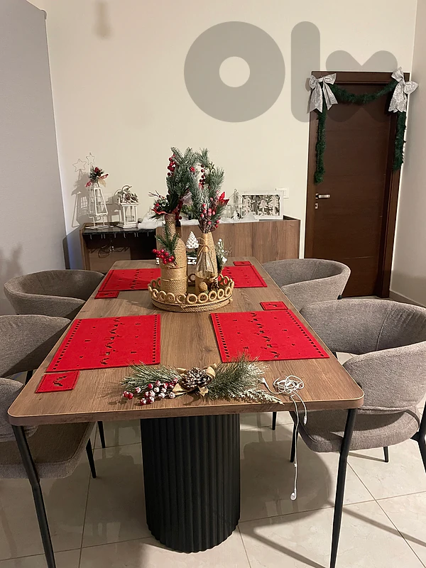 Dining Table +4 chairs + Console
