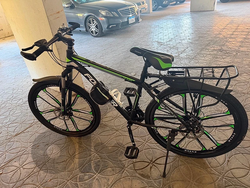 Bicycle for sale with cup holdar and bag and multiple vitesses in it