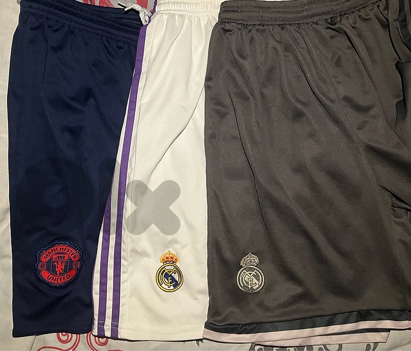 3 shorts : 2 for real madrid and one for manchester united