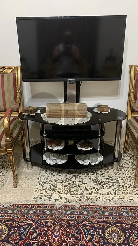 طاولة تلفزيون