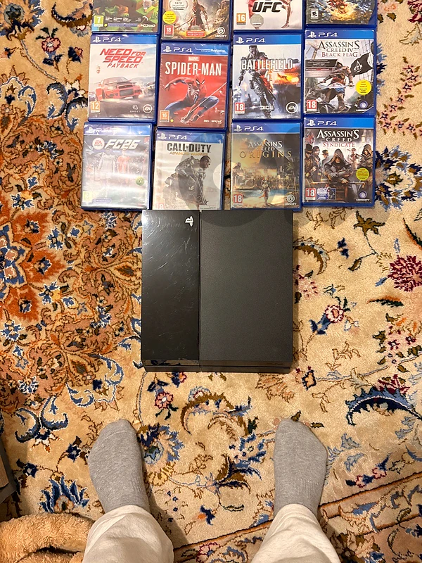 PlayStation 4 Console (PS4) + 12 Games 4 controller – good Condition!