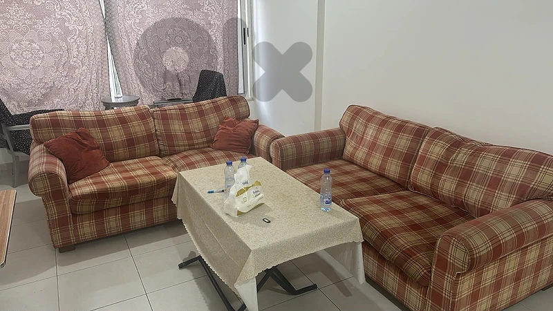طقم كنابيات قطعتين مع طاولة و كرستان