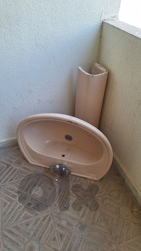 sink with faucet and flexible 5$
