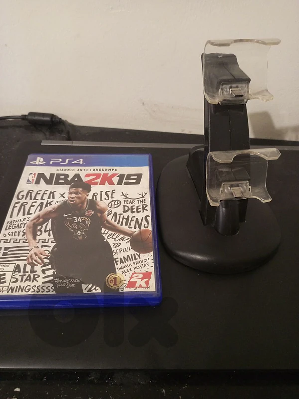 NBA2K19 game + PS4 controller charging stand