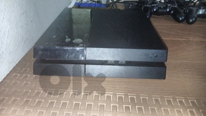 PS4 Fat JAILBROKEN with 2 Controllers