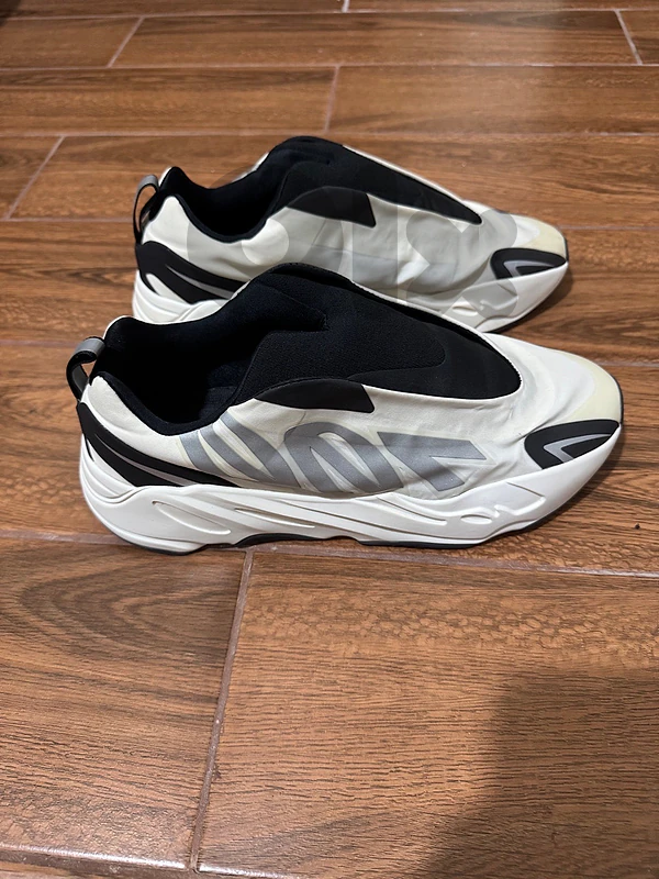 Adidas Yeezy 700 Mnvn size 44.5