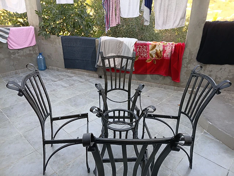 طاولة و ٣ كراسي فيرفورجيه