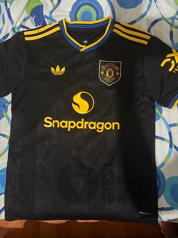 Manchester United away 25/26 kit Lissandro martinez.