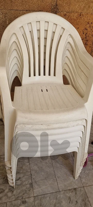 7 plastic chairs 7 plastic chairs
