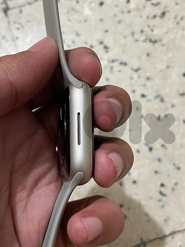 الساعه لسا جديده بس فيها ماس كهرباء في البورد بس فيها قطع سليمه