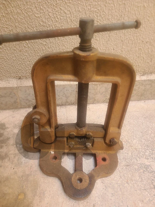(Hinged Pipe Vise)  ملزمة مواسير