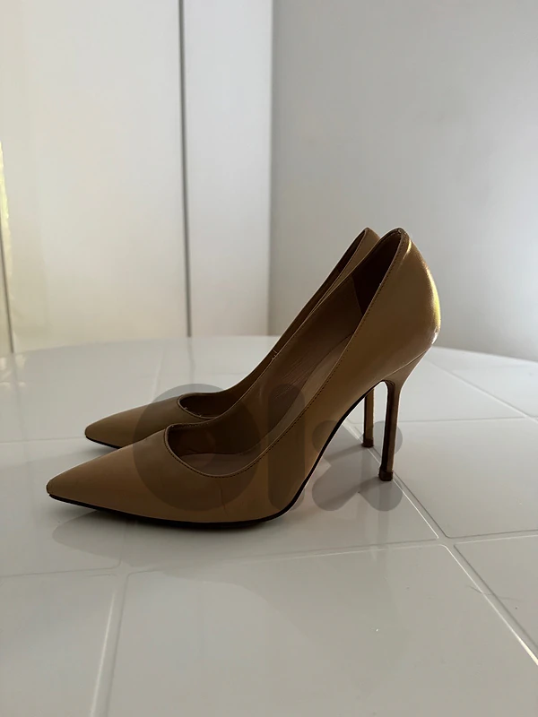 Manolo Blahnik Nude Stiletto Pump Manolo Blahnik Nude Stiletto Pump
