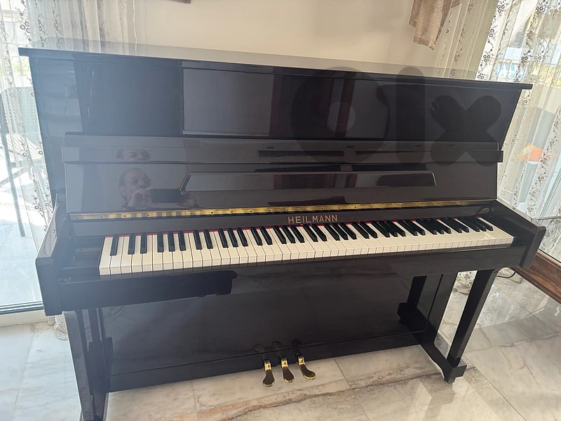 🎹 Almost New HEILMANN Upright Piano – Elegant Black Gloss Finish