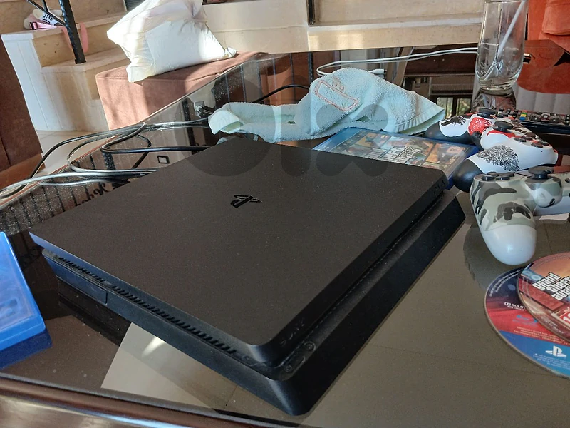 ps4 slim used 5 month very good condition and clean
