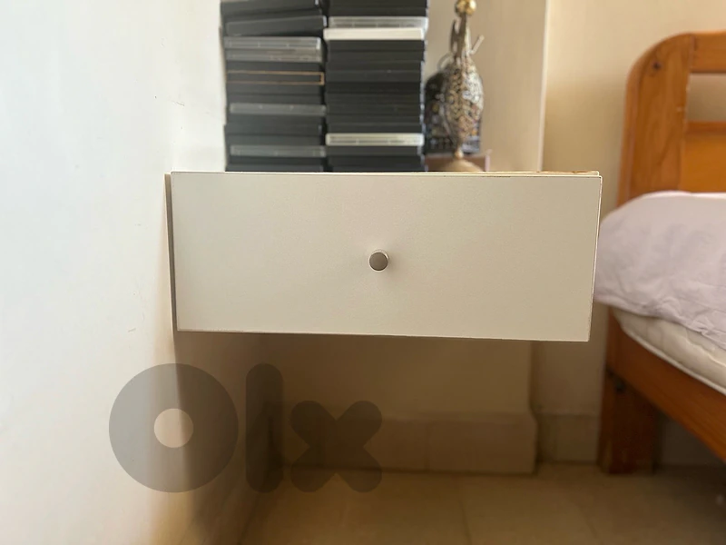 wall mounted table (50x50x18)