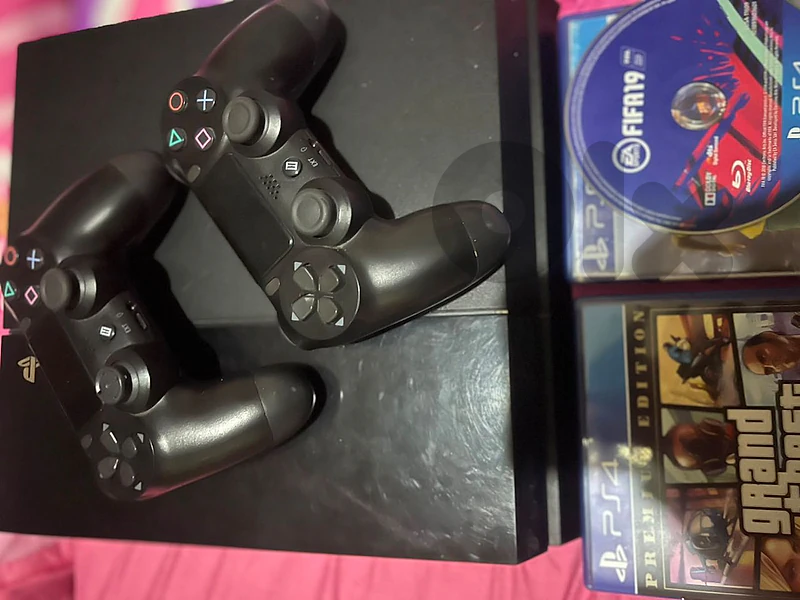 Ps4 Fat 512 gb + 2 controllers + 5 Games