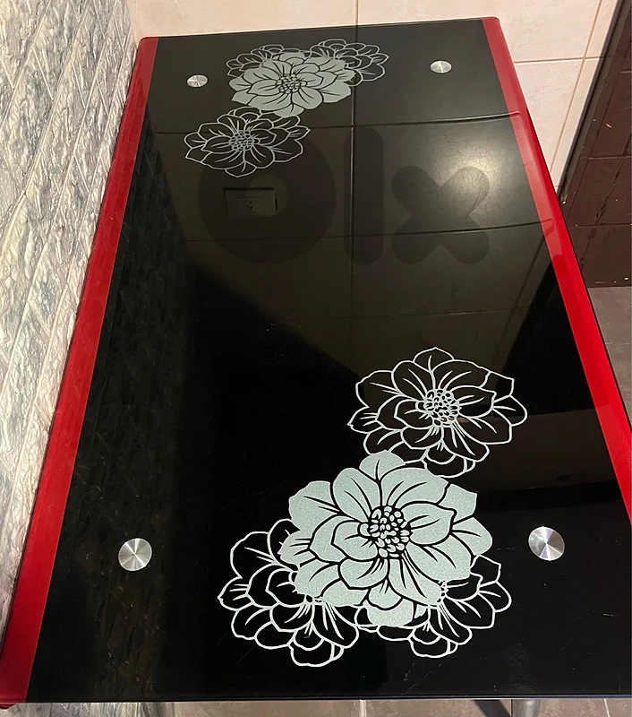 Black and red dining table Black and red dining table