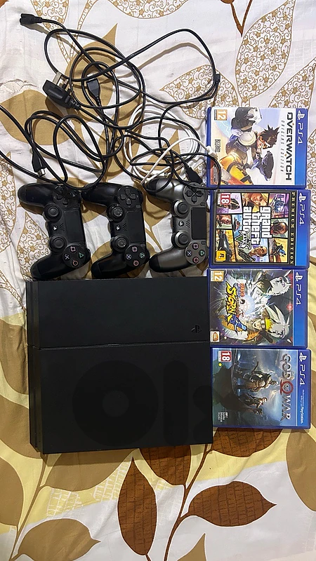 ps4 with 4 games and 3 controller