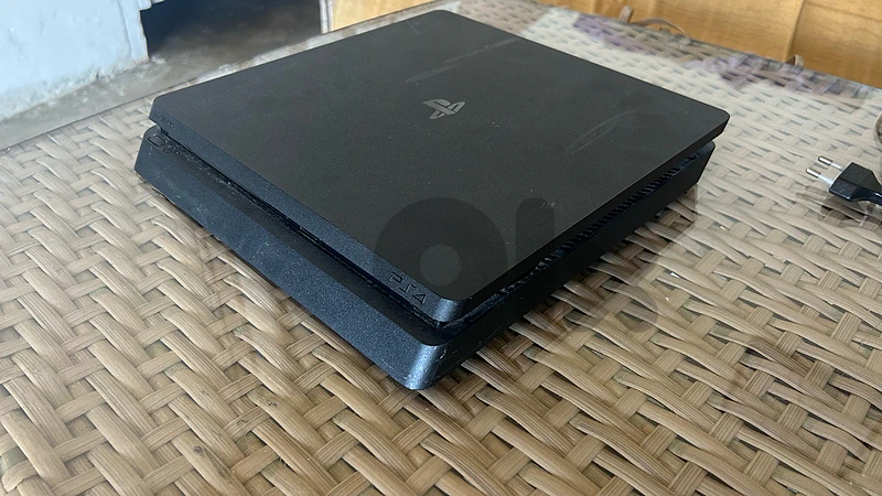 ps4 slim 500gb + 1 controller and gta5 CD
