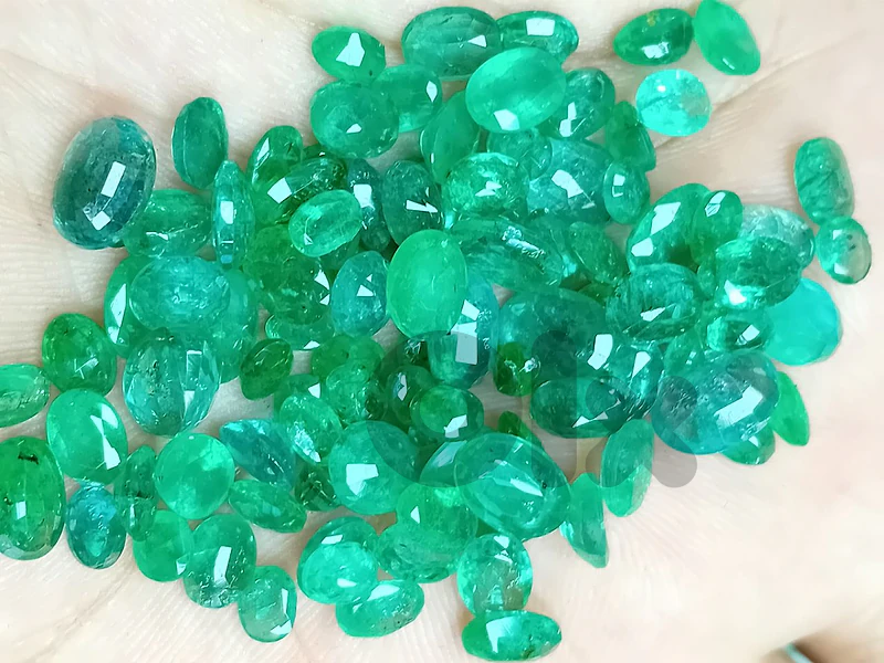 natural emerald parcel over 1000 ct . 45000$