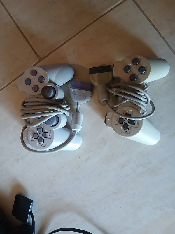 used 2 Playstation2 original controllers used 2 Playstation2 original controllers