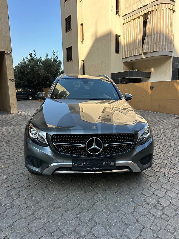 Mercedes GLC 300 4matic 2018 gray on black (clean carfax) Mercedes GLC 300 4matic 2018 gray on black (clean carfax)