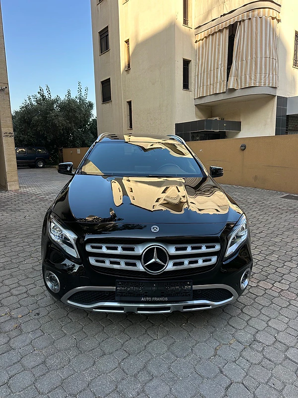 Mercedes GLA 250 4matic 2018 black on black (clean carfax-73000 miles)
