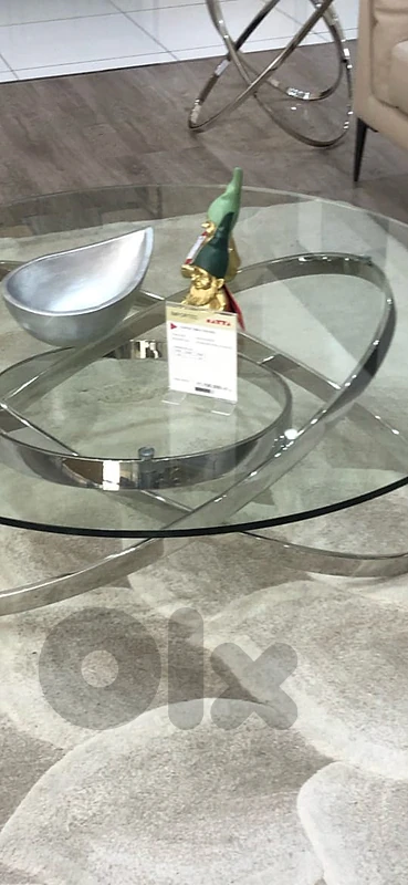 salon stands with vases
