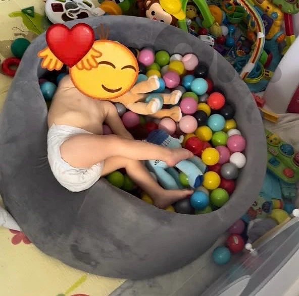 playarea for babies with some balls